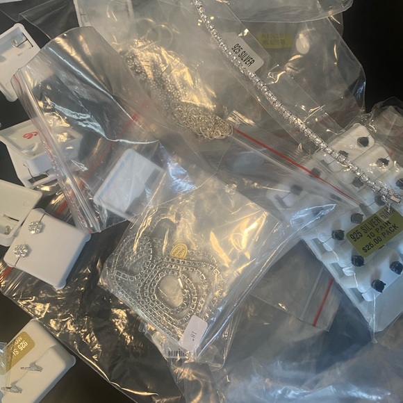 Massive lot of 100 pieces .925 silver with Zirconia, Moissanite, 10k gold - Picture 10 of 17